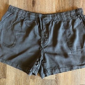 GAP Women's Elastic Waistband Shorts